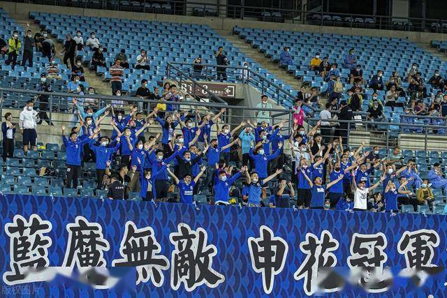 体育互动- 利物浦球迷冲入场庆祝，比赛暂停十分钟  